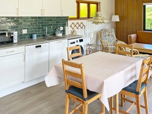 Hus | Eget kjøkken | Mikrobølgeovn og høy barnestol