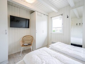 2 bedrooms, individually furnished, bed sheets - 4 Person Holiday Home in Hemmet (Hemmet)