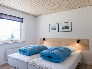 5 bedrooms, individually furnished, bed sheets - 12 Person Holiday Home on a Holiday Park in Blåvand (Blavand)
