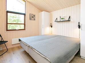 4 bedrooms, cribs/infant beds