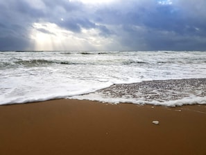 A beach with waves and a cloudy sky. - 5 Star Holiday Home in Blavand (Blavand)