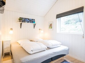 3 bedrooms, individually furnished, bed sheets - 6 Person Holiday Home on a Holiday Park in Henne (Henne)