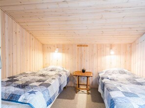 4 bedrooms, individually furnished, bed sheets - 6 Person Holiday Home in Henne (Henne)