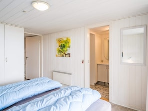 4 bedrooms, individually furnished - 6 Person Holiday Home on a Holiday Park in Henne (Henne)