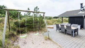 House | Children's area - 6 Person Holiday Home in Henne (Henne)
