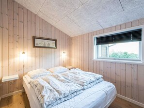 5 bedrooms, individually furnished, bed sheets - 8 Person Holiday Home in Blavand (Blavand)