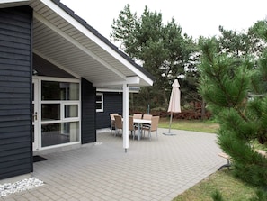 Outdoor dining - 6 Person Holiday Home in Blavand (Blavand)