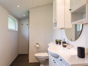 House | Bathroom - 6 Person Holiday Home in Blavand (Blavand)