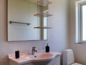Bathroom - 6 Person Holiday Home on a Holiday Park in Pandrup (Pandrup)