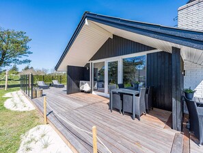 Outdoor dining - 6 Person Holiday Home in Blavand (Blavand)