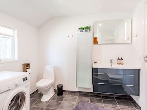 House | Bathroom - 6 Person Holiday Home in Blavand (Blavand)
