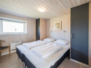 Room - 6 Person Holiday Home in Hvide Sande (Hvide Sande)