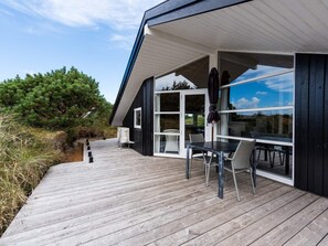 Balcony - 6 Person Holiday Home on a Holiday Park in Henne (Henne)