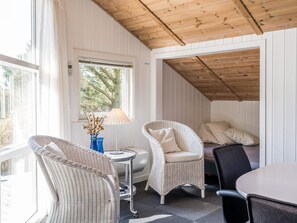 3 bedrooms, individually furnished, bed sheets - 6 Person Holiday Home on a Holiday Park in Henne (Henne)