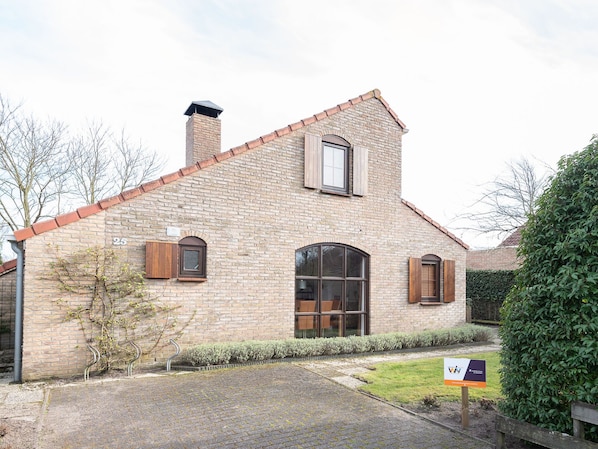 Exterior - Quiet Cottage with Garden near Beach & Forest (Burgh-Haamstede)