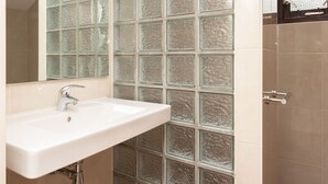Buồng tắm vòi sen, khăn tắm 