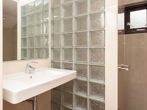 Shower, towels - Quiet Cottage with Garden near Beach & Forest (Burgh-Haamstede)