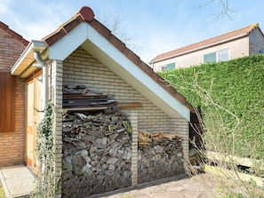 Exterior - Quiet Cottage with Garden near Beach & Forest (Burgh-Haamstede)