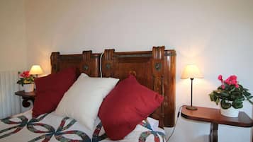 Cottage | 1 bedroom, individually furnished, iron/ironing board, travel crib