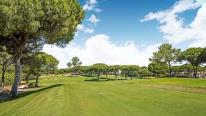 A well-maintained golf course with a clear sky and green grass. - Lovely Villa in Vilamoura With Private Pool (Loulé)