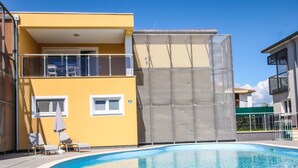 Pool - Apartment With two Bedrooms, Terrace and Shared Pool, Near the Beach (Funtana)