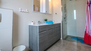 Bathroom - Apartment With two Bedrooms, Terrace and Shared Pool, Near the Beach (Funtana)