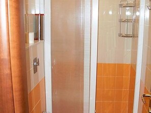 Shower, towels - Simplistic Holiday Home in Pozzallo near Sea Beach & Town Center (Pozzallo)
