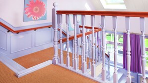 3 habitaciones, muebles diferentes y ropa de cama 