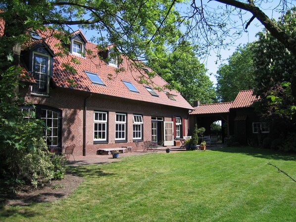 Exterior - Sprawling Farmhouse in Mill With Fenced Garden (Mill)