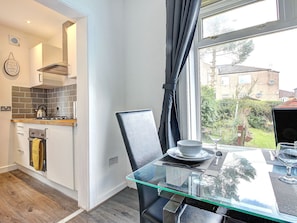 Fridge, microwave, oven, electric kettle - Delightful Apartment in Glasgow on the Bank of Clyde River (Glasgow)