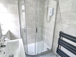 Shower, towels - Delightful Apartment in Glasgow on the Bank of Clyde River (Glasgow)