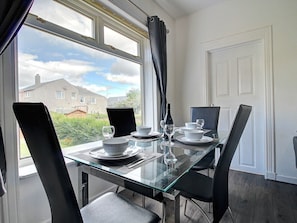 Dining - Delightful Apartment in Glasgow on the Bank of Clyde River (Glasgow)