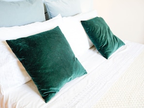 2 bedrooms, iron/ironing board, internet, bed sheets