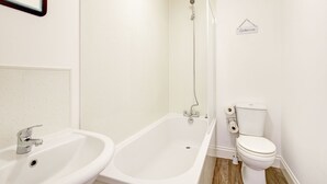 Shower, towels - Enticing Apartment in Glasgow near Center (Glasgow)