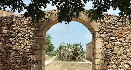 Farmhouse in Noto With Pool and Garden