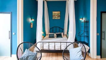 House | 10 bedrooms, individually furnished, bed sheets