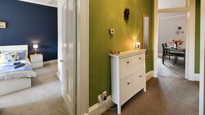 2 bedrooms, iron/ironing board, bed sheets - Scenic Apartment in Largs near Kelburn Castle & Beach (Largs)