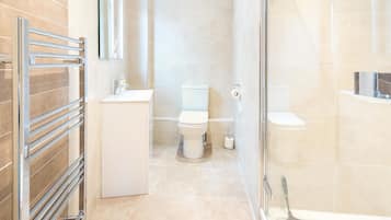 Combined shower/bathtub, towels