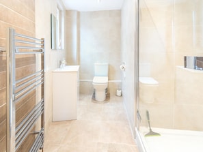 Combined shower/tub, towels