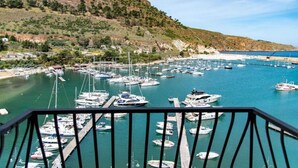A marina with numerous boats docked, surrounded by hills and a clear sky. - Vue Merveilleuse Apartment (Castellammare del Golfo)