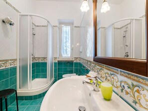 Villa | Bathroom | Hair dryer, shampoo - Villa With Pool Near Paestum (Albanella)