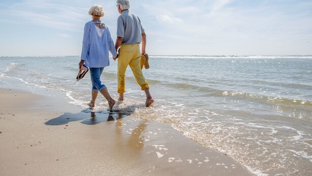 Two people walking on a beach with the ocean in the background. - Modern Holiday Home, Near the Sea (Bredene)