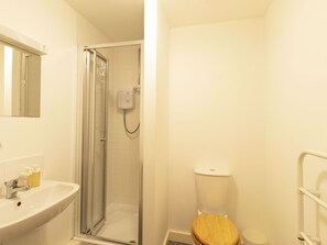 Combined shower/tub, towels