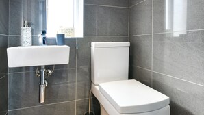 Combined shower/tub - Magnific Holiday Home in Llanbedrog With Garden (Pwllheli)
