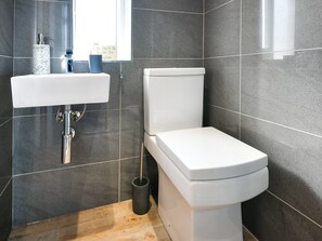 Combined shower/bathtub - Magnific Holiday Home in Llanbedrog With Garden (Pwllheli)