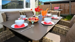 Outdoor dining - Magnific Holiday Home in Llanbedrog With Garden (Pwllheli)