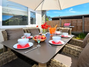 Outdoor dining - Magnific Holiday Home in Llanbedrog With Garden (Pwllheli)