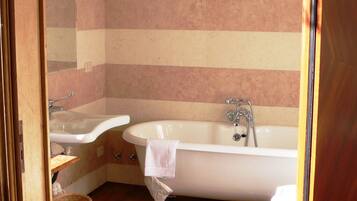 Bathtub, towels