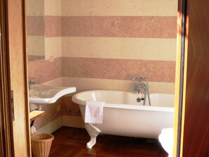 Bathtub, towels