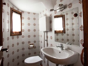 Bathtub, towels